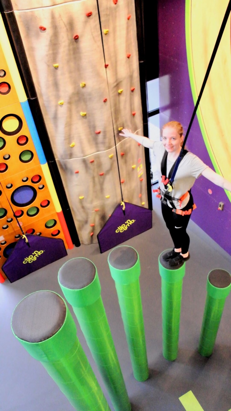 Mädchen klettert im Clip 'n Climb Harz Bad Sachsa