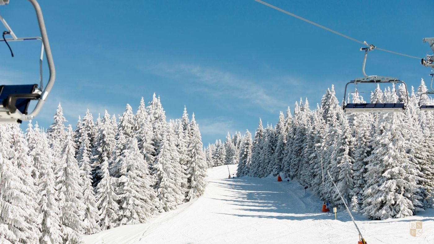 Skipiste mit Sessellift im verschneiten Harz – Skigebiet Wurmberg Braunlage