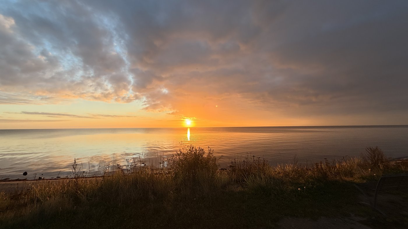 Sonnenaufgang in Dahme an der Ostsee über Strand und Meer