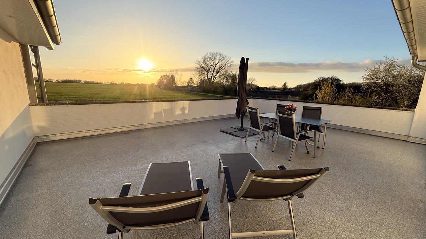 Ferienwohnung MeerSonne Dahme mit Terrasse und Sonnenuntergang über dem Dahmer Brook