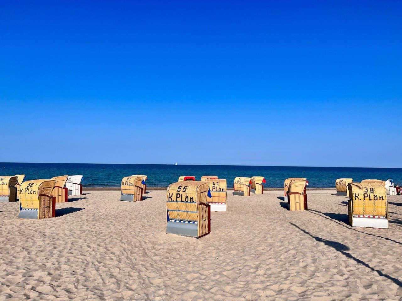 Ostseestrand Dahme im Sommer mit Strandkörben und Lübecker Bucht